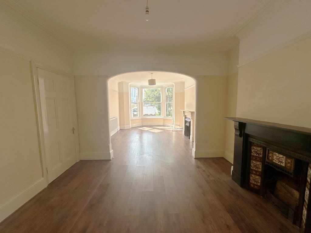 Lot: 88 - FREEHOLD BLOCK OF TWO LARGE THREE-BEDROOM FLATS - Ground floor flat living room
